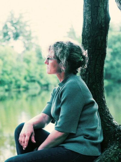 femme-comtemplative-menopause Femme de profil, regard contemplatif, transition ménopausique.