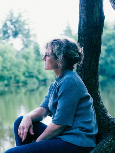 femme-comtemplative-menopause Femme de profil, regard contemplatif, transition ménopausique.