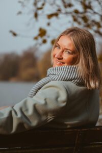 femme-epanouie-menopause Femme souriante en plein air, mieux-être retrouvé après la ménopause.